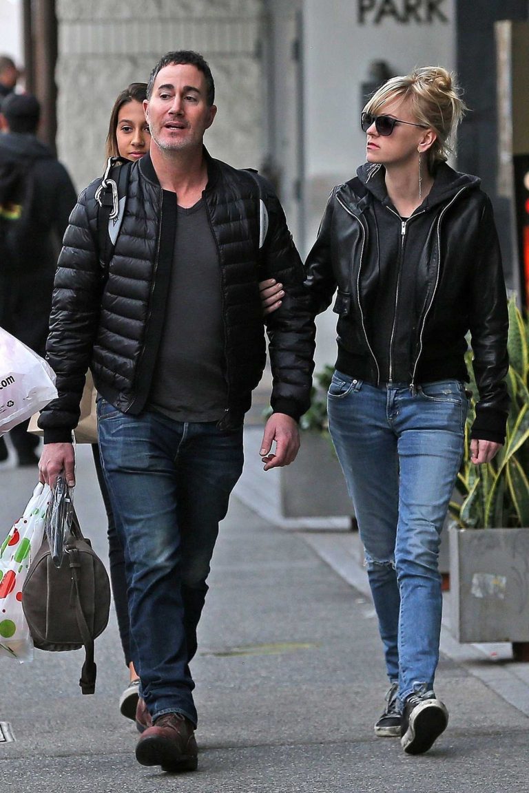 Anna Faris Goes Christmas Shopping with Her Boyfriend Michael Barrett in LA 12/23/2017-1