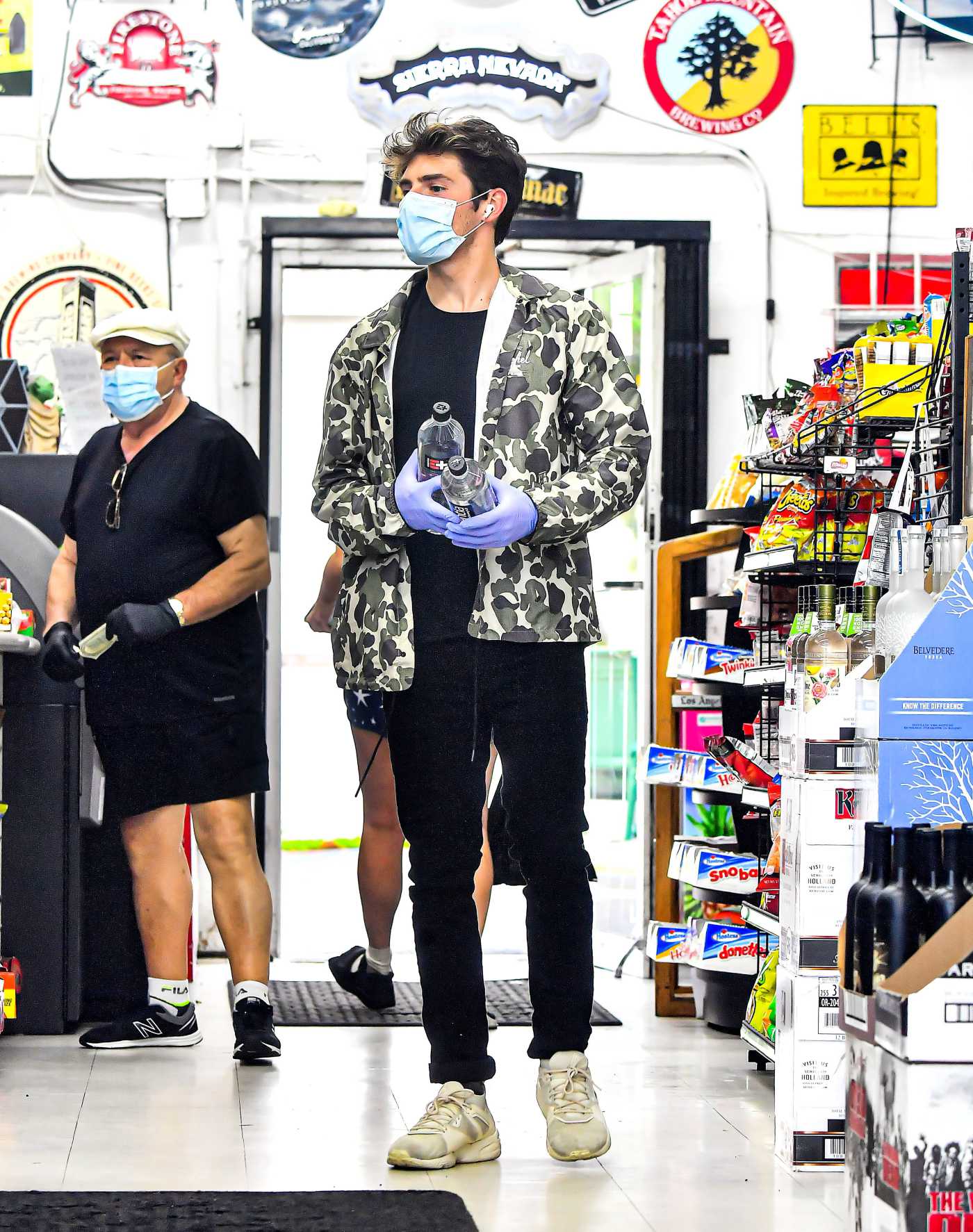 Gregg Sulkin in a Protective Mask Goes Shopping in Los Angeles 05/08/2020