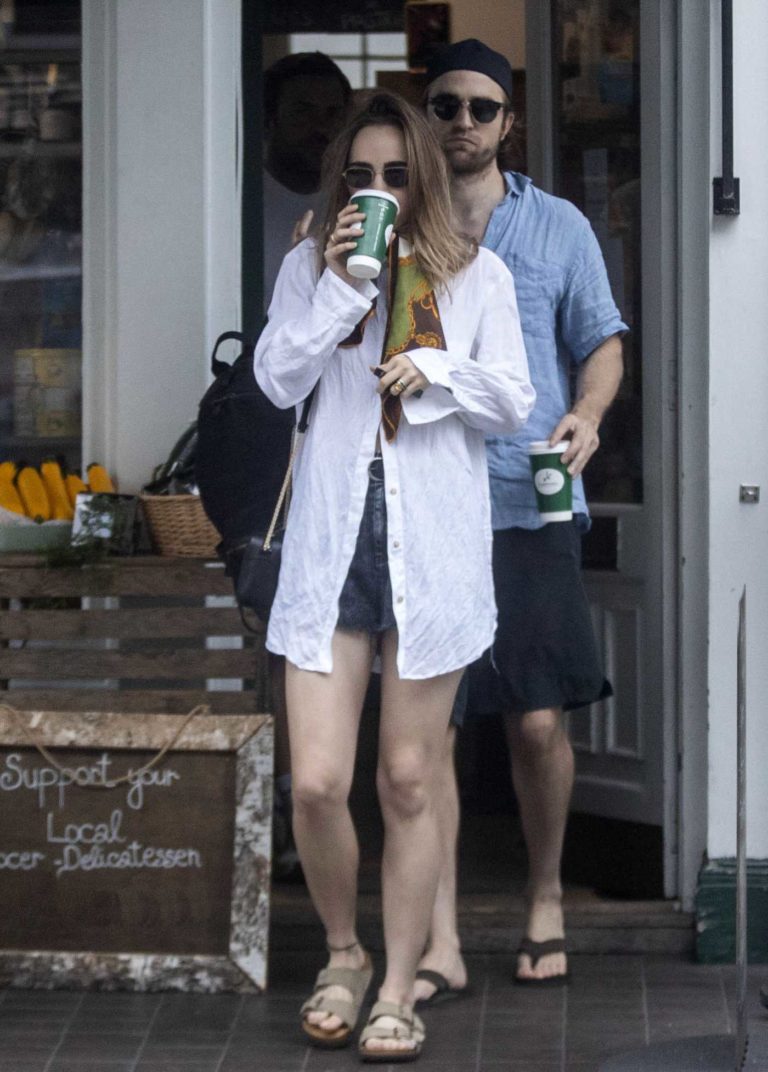 Robert Pattinson in a Black Flip-Flops