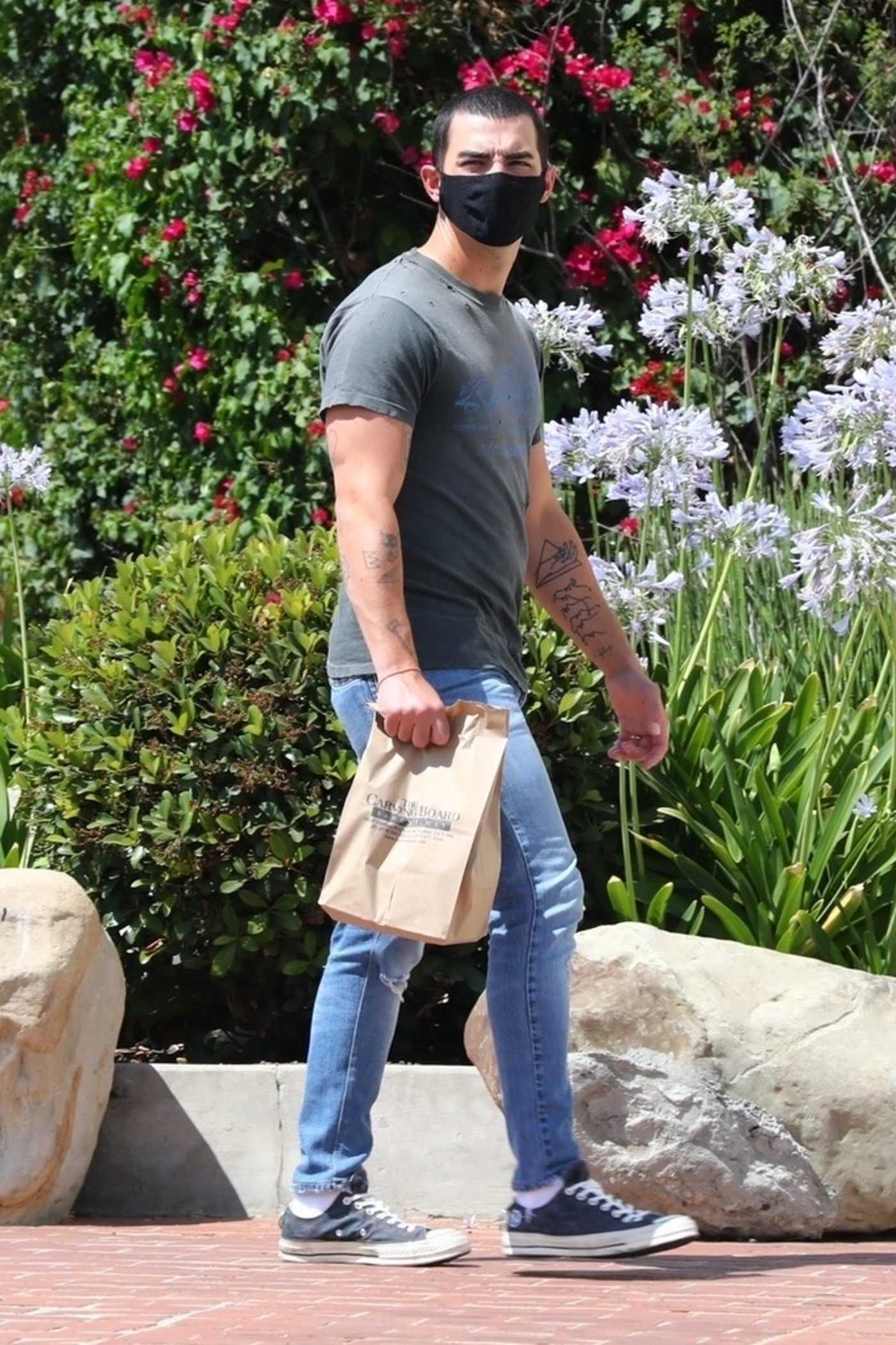 Joe Jonas in a Gray Tee Was Seen Out in Los Angeles 06/28/2020