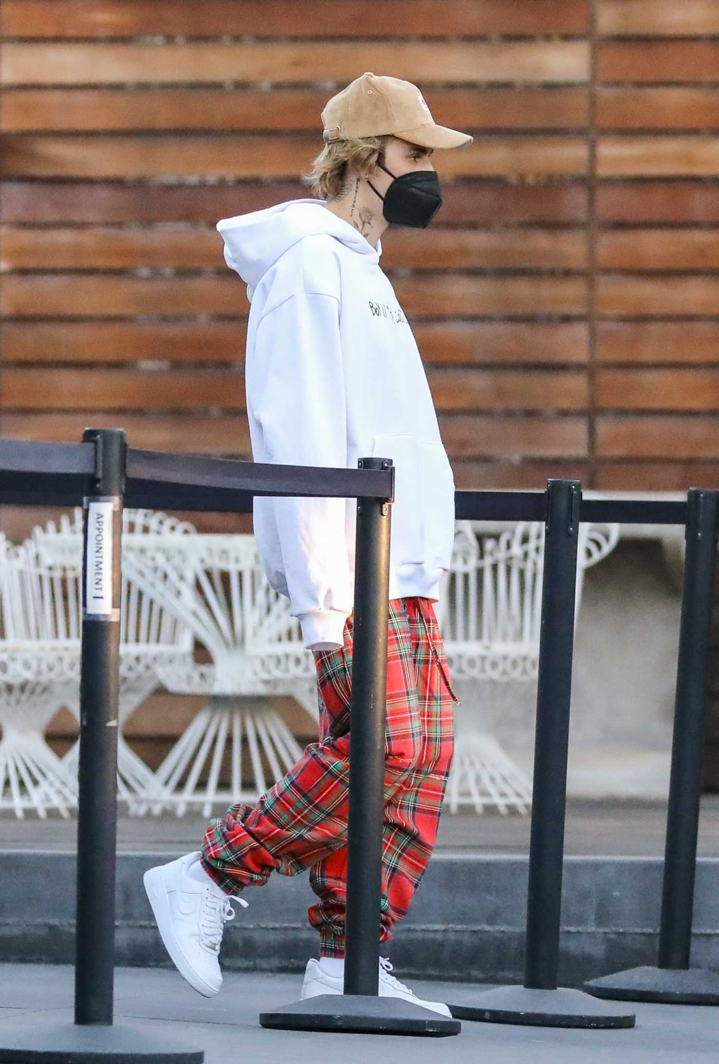 Justin Bieber in a Red Plaid Pants Was Seen Out in West Hollywood 12/15/2020