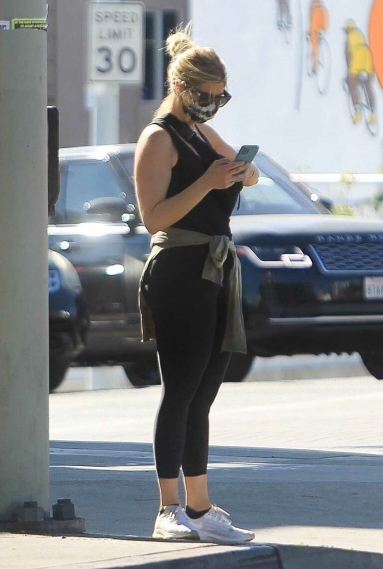 Abbie Cornish in a Black Leggings