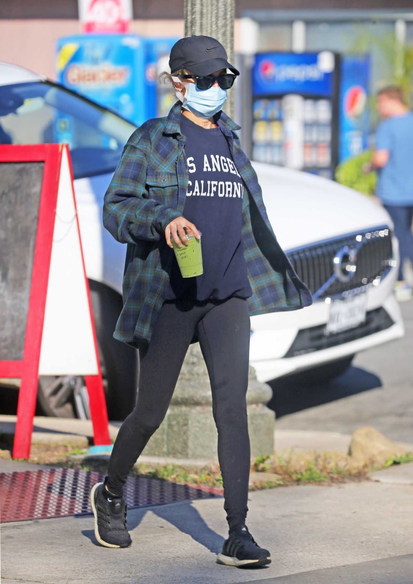 Nicole Richie in a Black Cap Was Seen at the Farmers Market in Los Angeles 02/07/2021