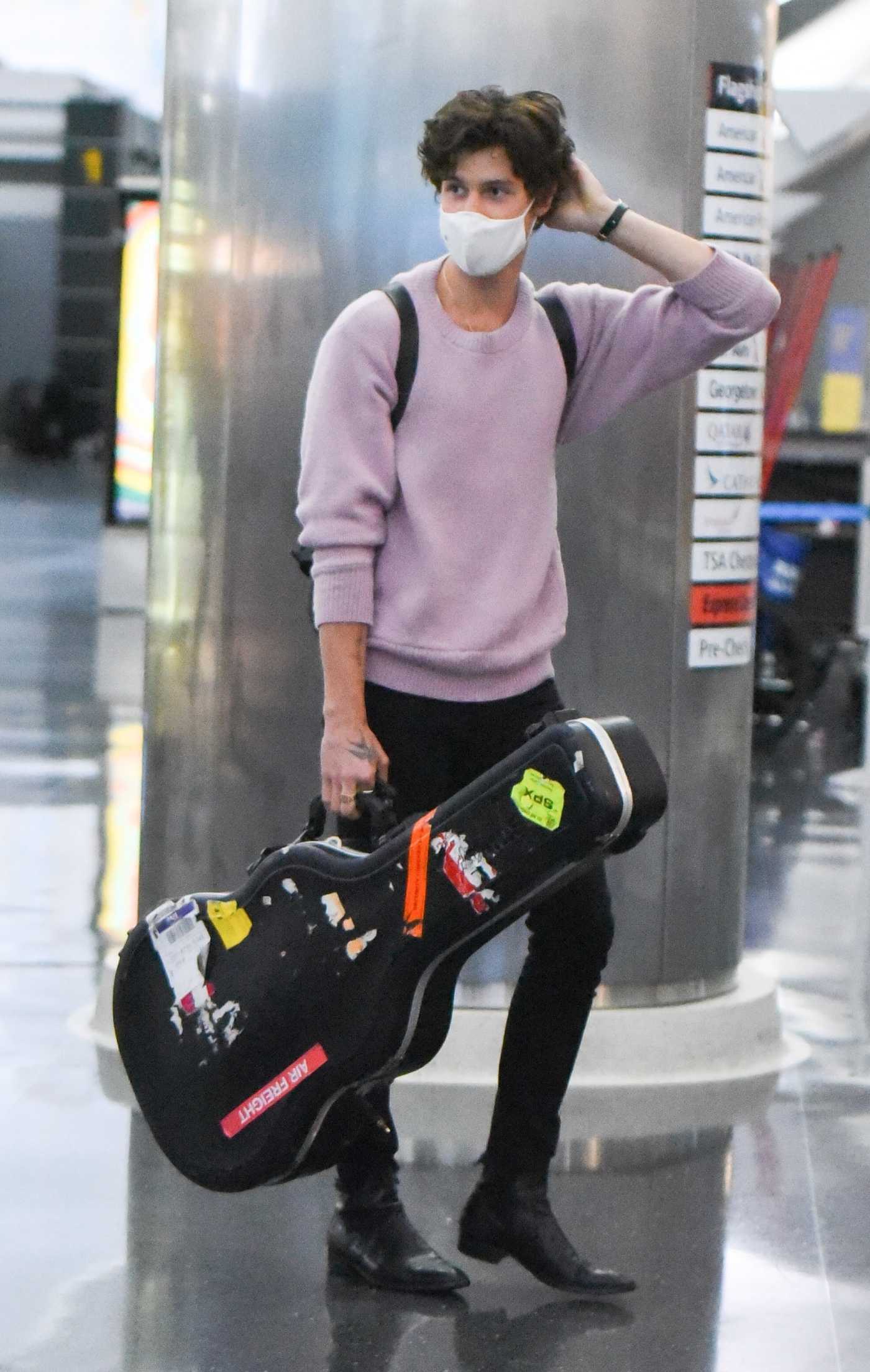 Shawn Mendes in a Lilac Sweater Arrives at JFK Airport in New York City 07/20/2021