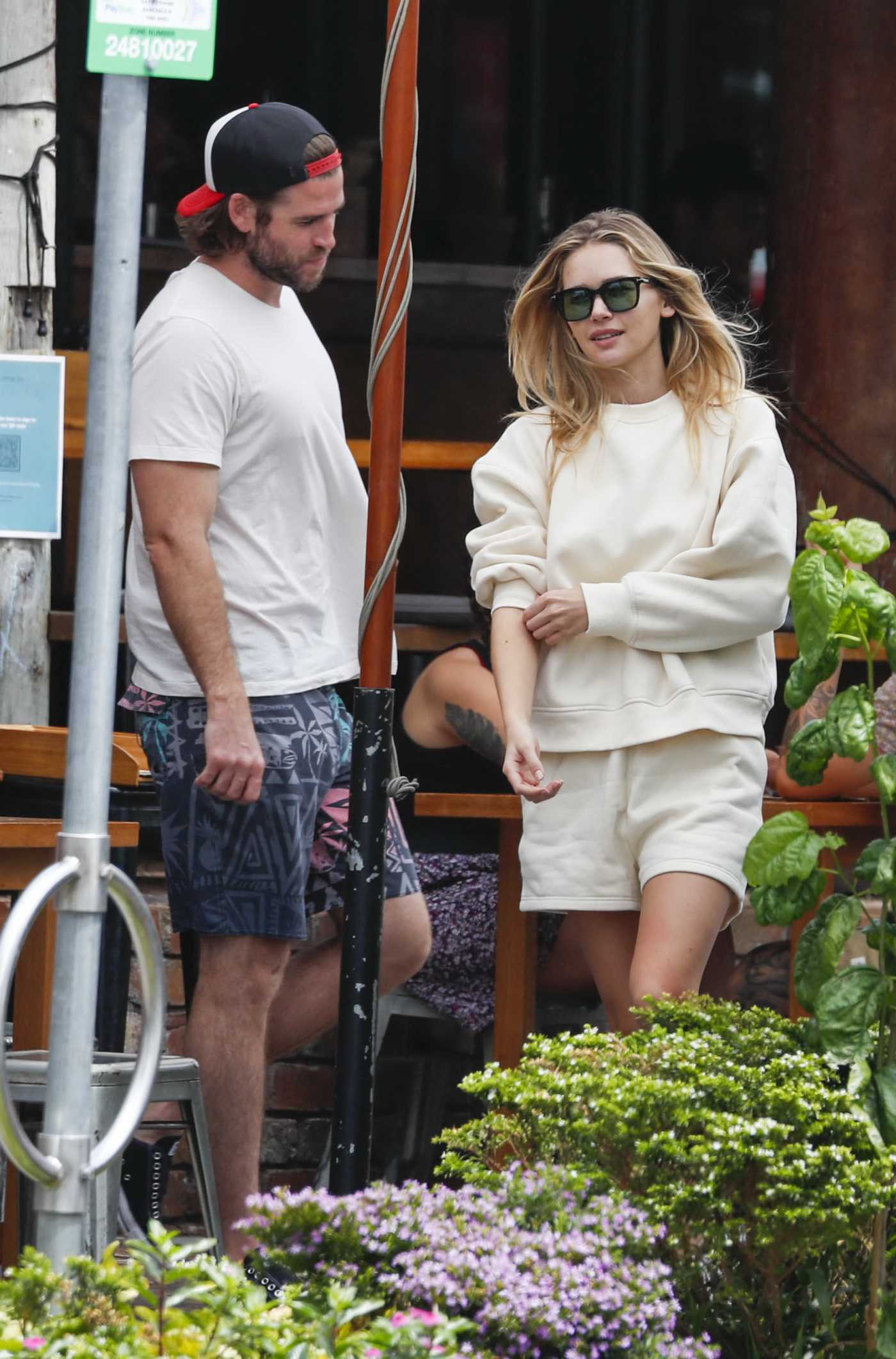 Gabriella Brooks in a Beige Sweatshirt Was Seen Out with Liam Hemsworth in Byron Bay 10/13/2021