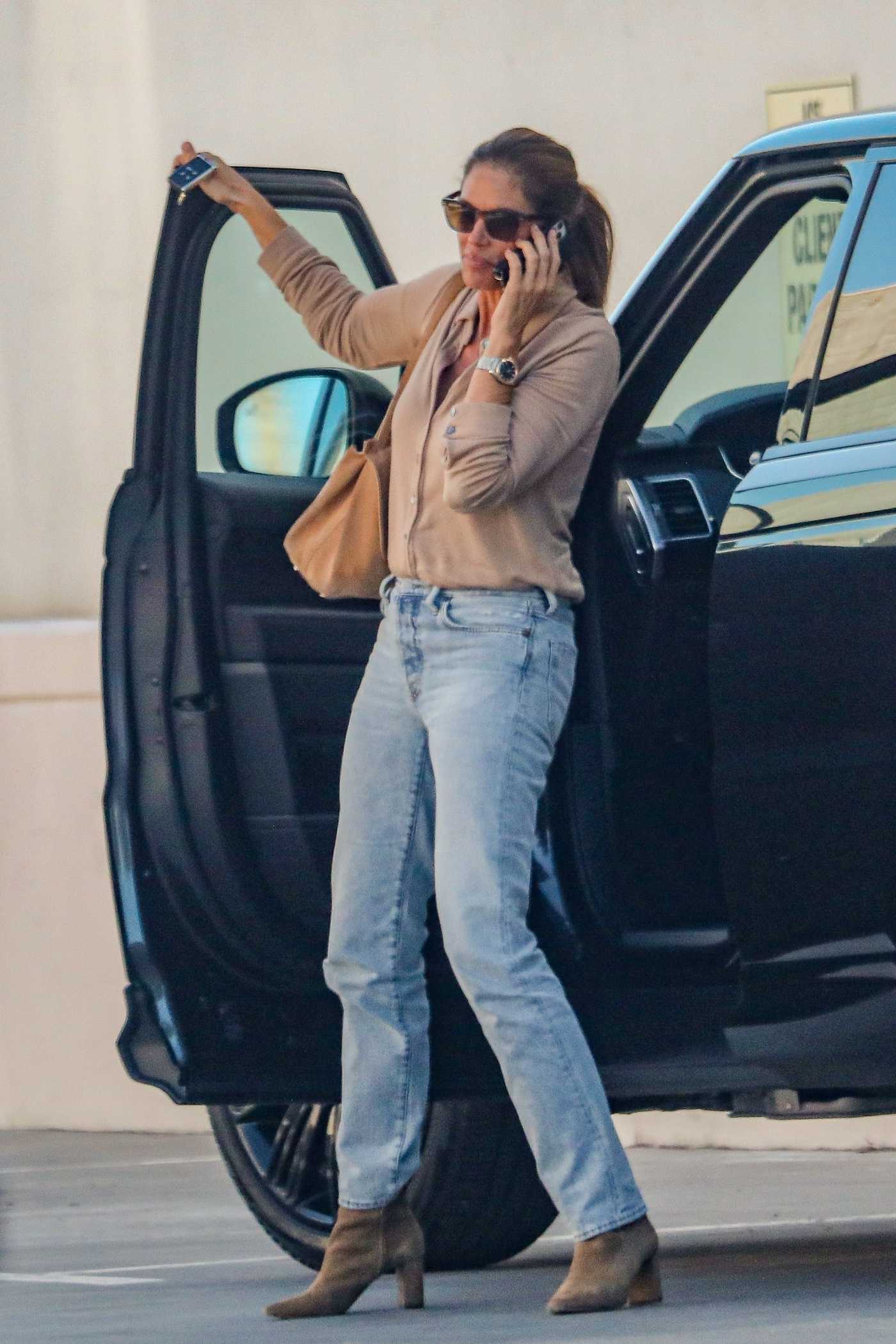 Cindy Crawford in a Blue Jeans Arrives at La Jolie Beauty Salon in Beverly Hills 01/06/2022