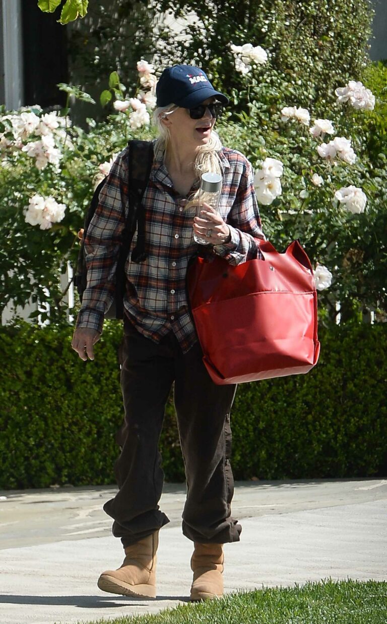 Anna Faris in a a Plaid Shirt