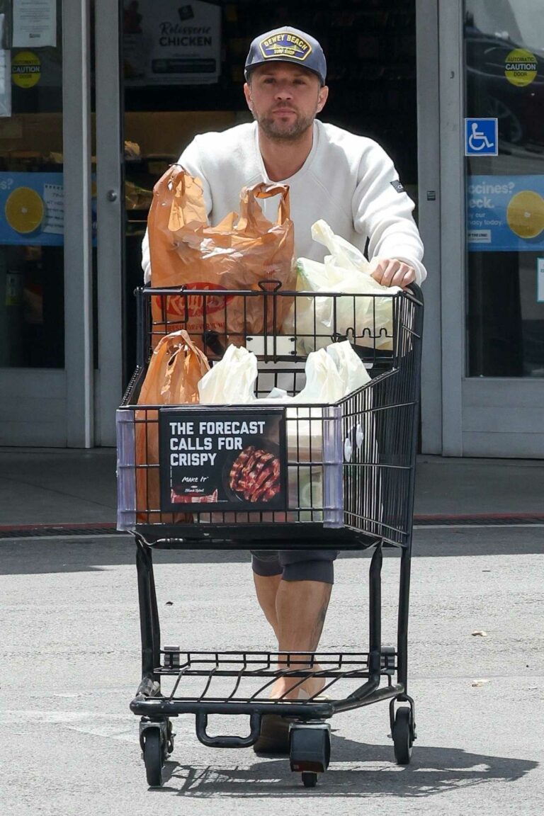 Ryan Phillippe in a White Sweatshirt