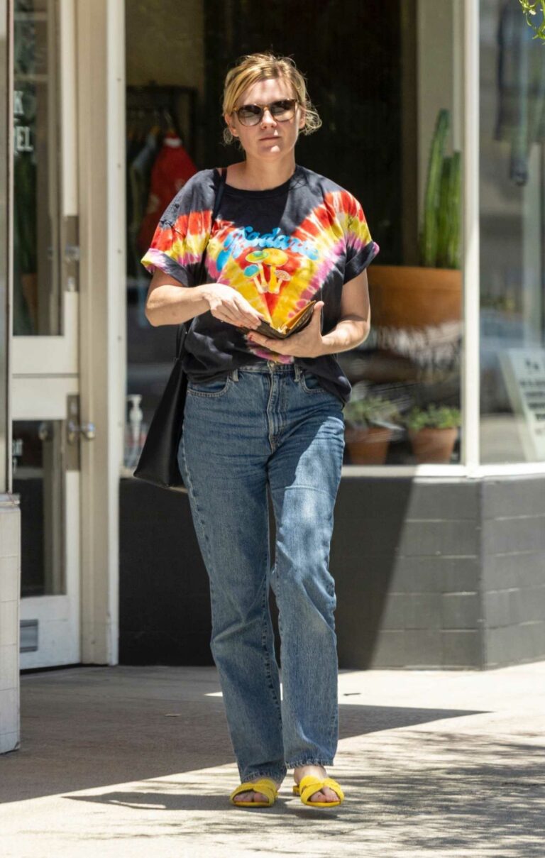 Kirsten Dunst in a Yellow Flip-Flops