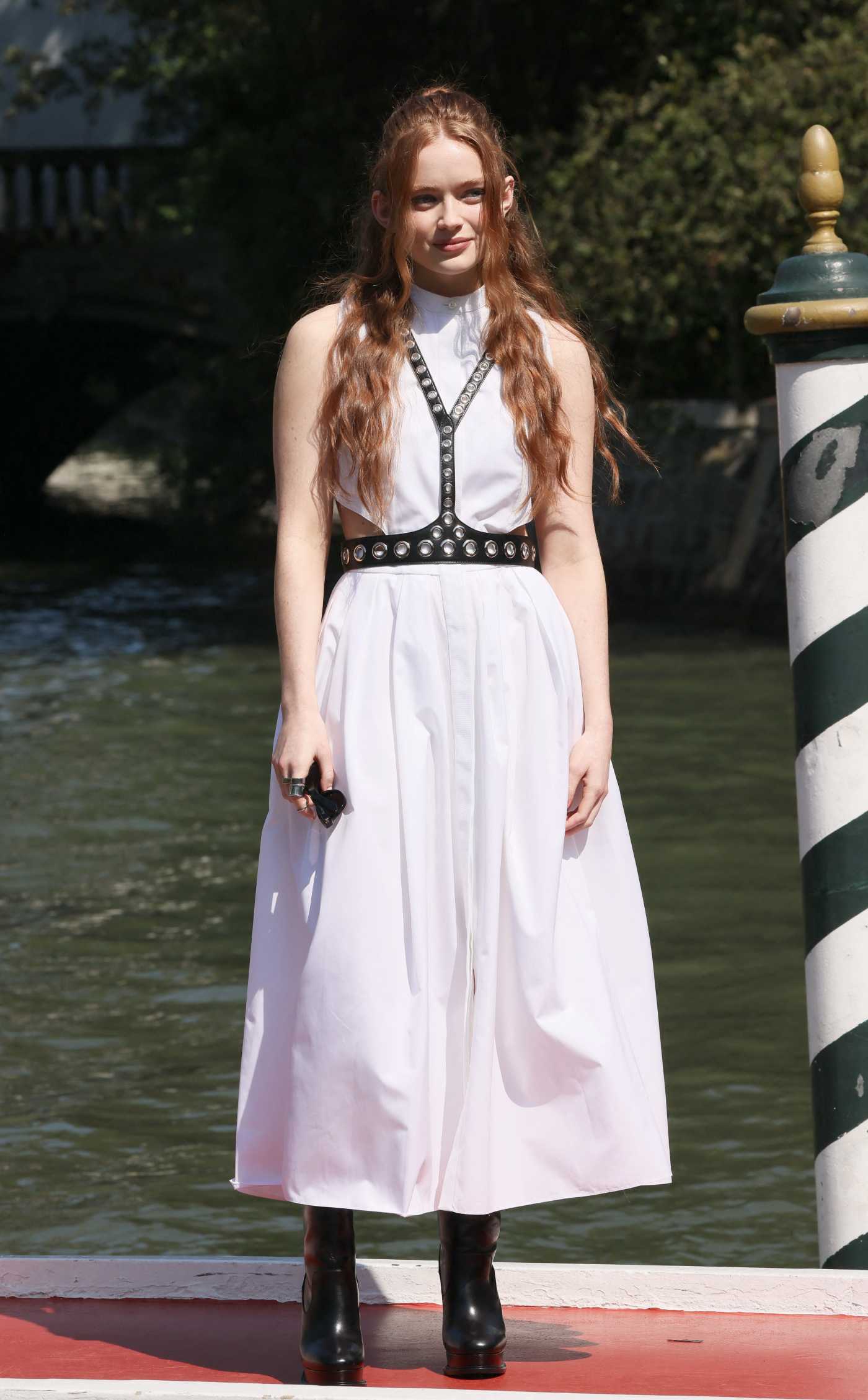 Sadie Sink in a White Dress Arrives at the Hotel Excelsior During the 79th Venice International Film Festival in Venice 09/04/2022