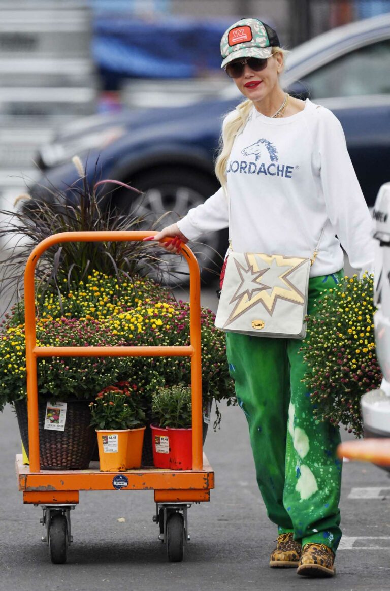 Gwen Stefani in a White Sweatshirt