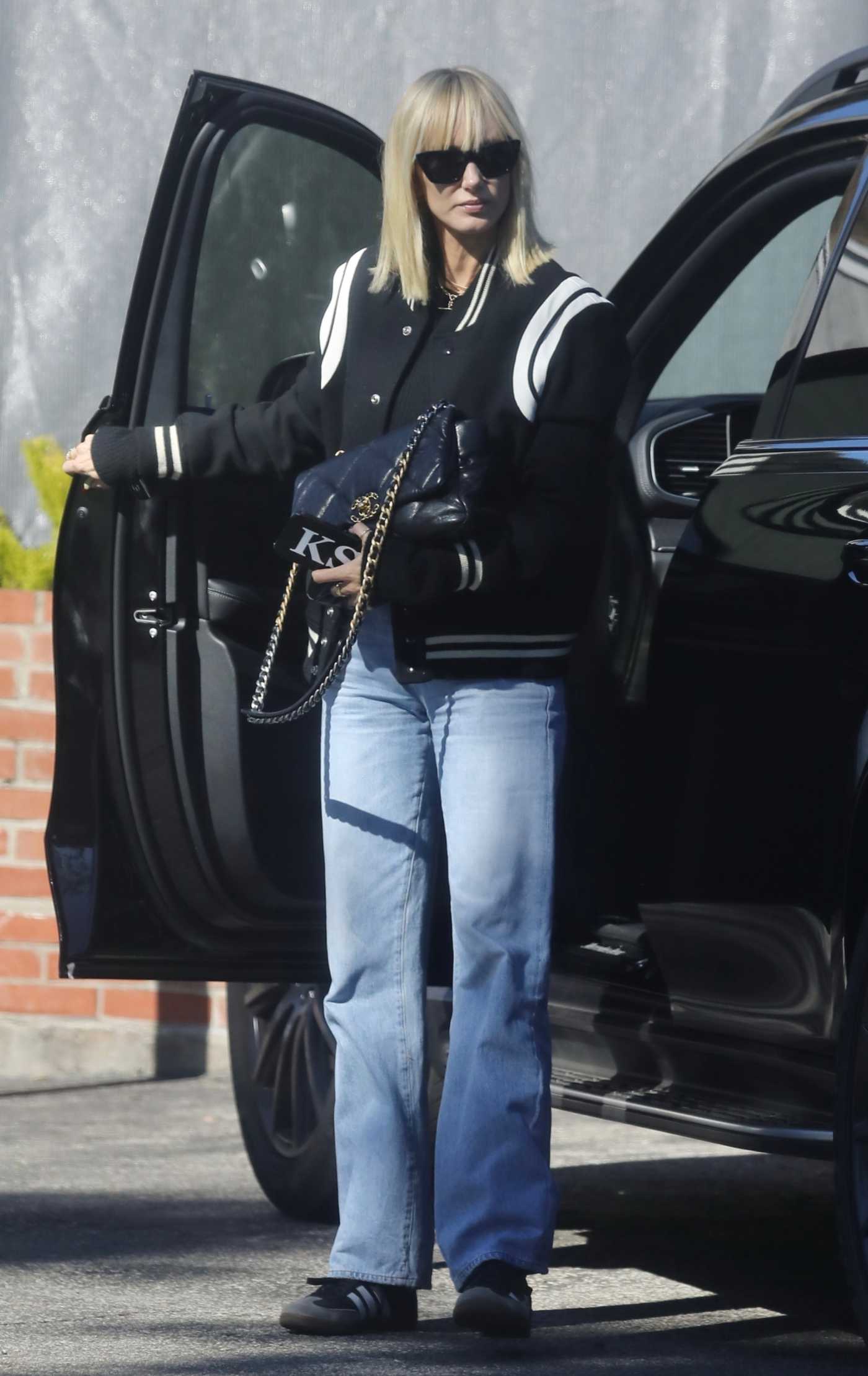 Kimberly Stewart in a Blue Jeans Grabs Coffee at Starbucks in Beverly Hills 11/13/2022