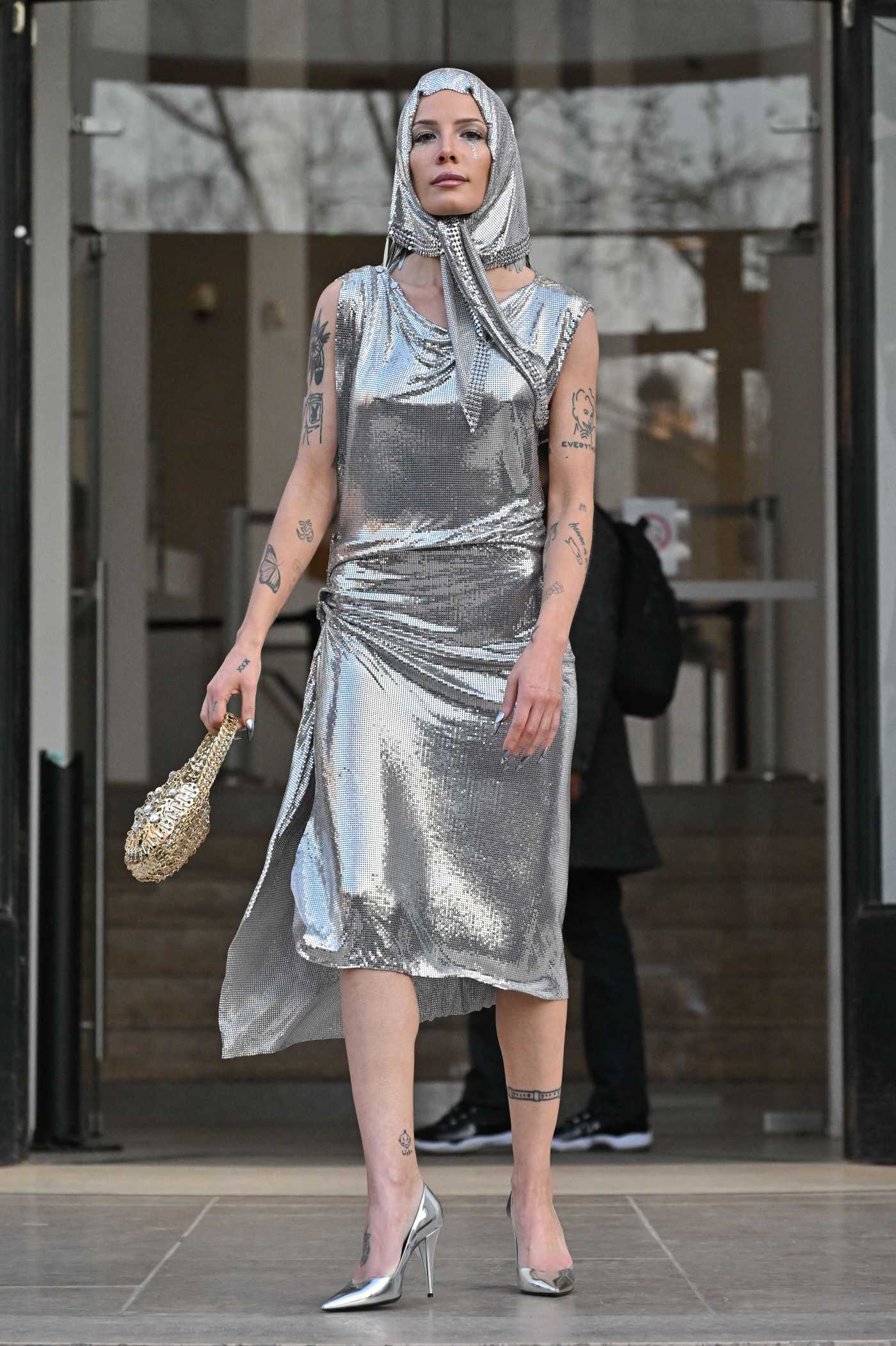 Halsey Attends the Paco Rabanne Fashion Show During 2023 Paris Fashion Week in Paris 03/01/2023