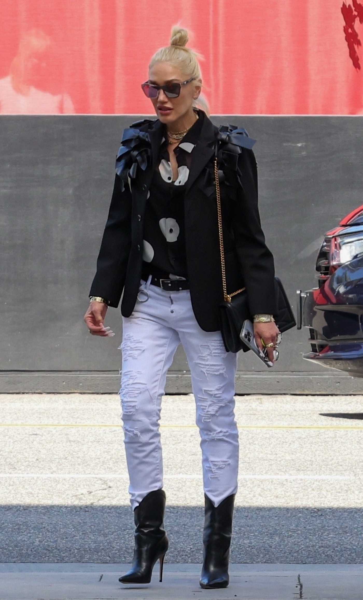 Gwen Stefani in a Black Blazer Steps Out for Lunch at E Baldi Restaurant in Beverly Hills 06/08/2023