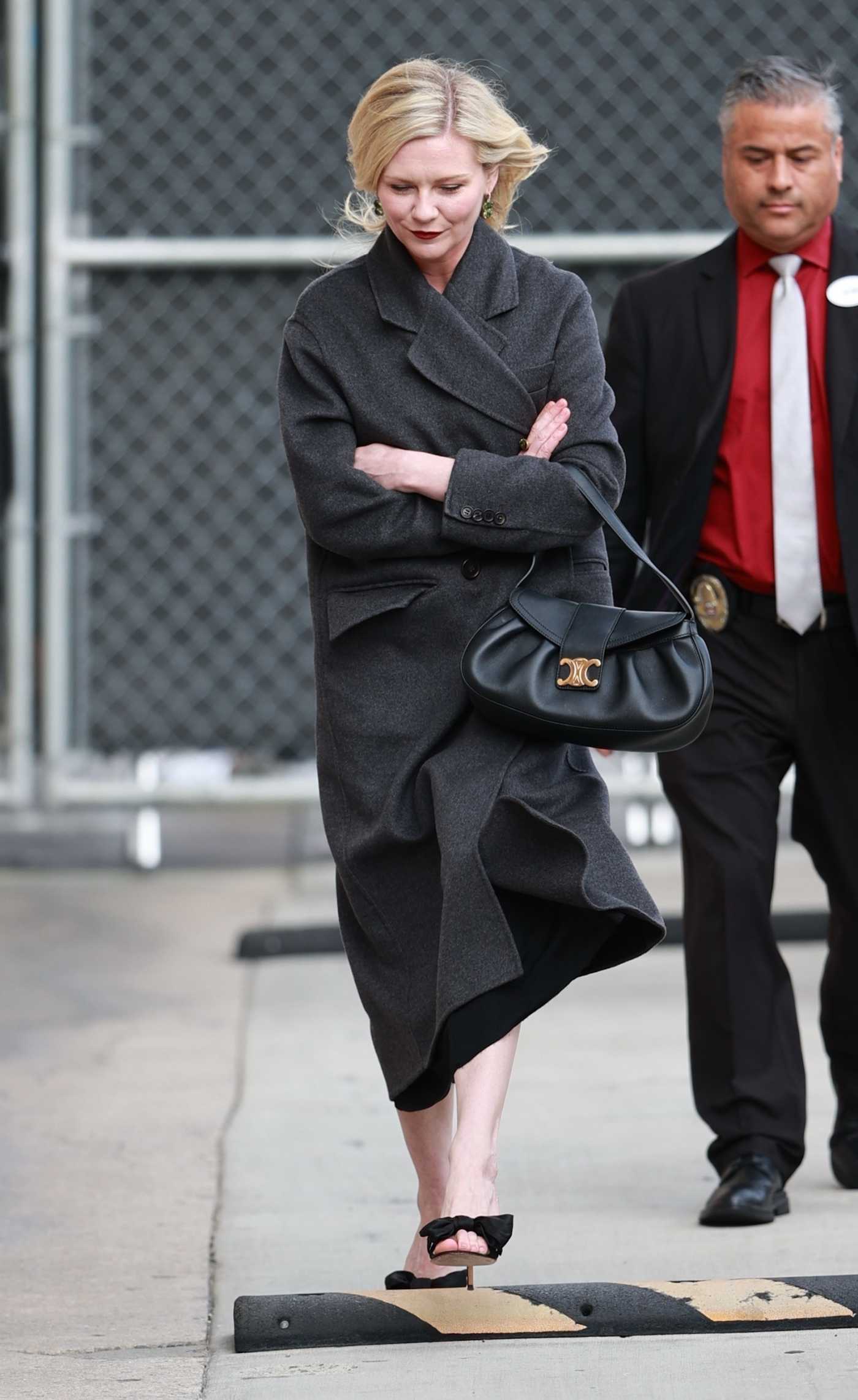 Kirsten Dunst in a Grey Coat Arrives on Jimmy Kimmel Live at the El Capitan Entertainment Centre in Hollywood 04/04/2024
