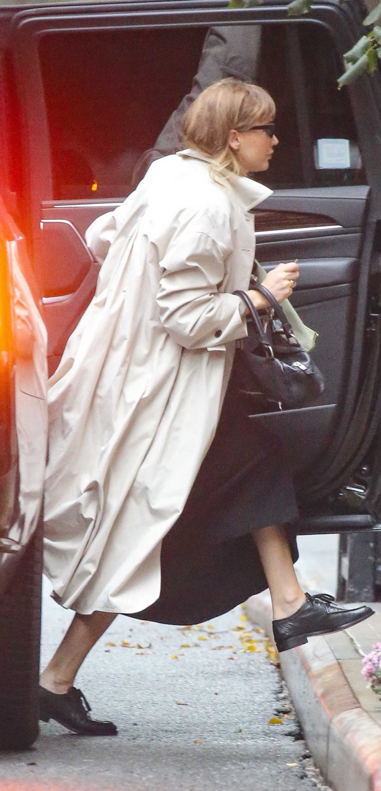 Jennifer Lawrence in a Beige Trench Coat Was Seen Out in New York City 10/16/2026